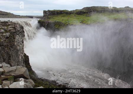 Insel - Dettifoss-Wasserfall und Jökulsárgljúfur-Schlucht / Iceand - Dettifoss-Wasserfall und Jökulsárgljúfur-Schlucht / Stockfoto