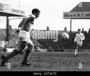 Alan Oakes Manchester City Fußballspieler 1958-1976. In Aktion um 1965. Stockfoto