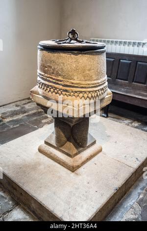 Die normannische Steinschrift in der anglikanischen Pfarrkirche St. Michael der Erzengel in Kirby Malham North Yorkshire.Eine Kirche voller interessanter Merkmale Stockfoto