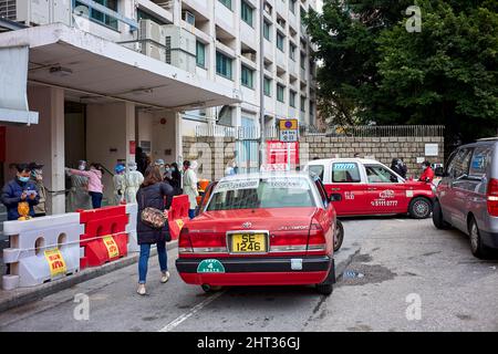 Hongkong, China. 25.. Februar 2022. Covid-19 Taxi wartet auf Patienten vor der Yau Ma Tei Designated Clinic in Hongkong.in Hongkong nehmen die Fälle von Covid-19 weiter zu und überschreiten die 10.000-Marke. (Foto von Emmanuel Serna/ SOPA Images/Sipa USA) Quelle: SIPA USA/Alamy Live News Stockfoto