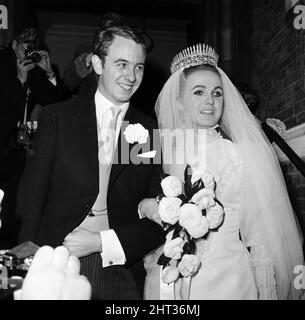 Lady Sarah Curzon, 21, heiratet Piers Courage, den Sohn von Richard Courage, Chariman der Brauerei. Sie ist die jüngste Tochter des verstorbenen Earl Howe und Sybil, Gräfin Howe, von Penn. Holy Trinity, Brompton, London. 29.. März 1966. Stockfoto