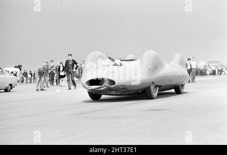 Proteus Bluebird, das Auto, mit dem Donald Campbell den Weltrekord im Automobilbau gebrochen hat, hat nun seinen letzten Lauf mit 5 mph auf der RAF Station, Debden, Essex, 19.. Juni 1966. Campbell sollte dort bei einer Gala einen Demonstrationslauf geben, Doch 5 Tage zuvor wurde das Auto schwer beschädigt, als es mit dem Rennfahrer Peter Bolton an der Steuerung durch einen Holzzaun und eine Hecke mit 100 km/h zerschmetterte, 10ft in der Luft über die Cambridge Chelsford Road segelte und schließlich 200 Meter lang über ein Feld drehte. Stockfoto