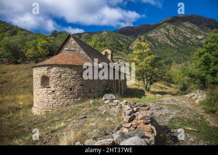 Romanische Kirche Mare de Deu de les Neus in den katalanischen Pyrenäen Stockfoto