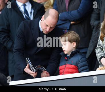 Twickenham, london, Großbritannien. 26. Februar 2022 - England gegen Wales - Guinness Six Nations - Twickenham Stadium Prinz William und Prinz George während des Spiels gegen Wales Bildquelle : © Mark Pain / Alamy Live News Stockfoto