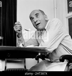 Warren Mitchell, der Star von Til Death US Do Part des Fernsehens, fotografiert in seinem Haus in Highgate, Nord-London. Aufgenommen am 12.. September 1966 Til Death US do Part wurde am 22.. Juli 1965 im Fernsehen pilotiert und lief seine erste vollständige Serie vom 6.. Juni 1966 bis zum 16.. Februar 1968, die Warren Mitchell und die TV-Figur, die er spielte, zum Star machte, West Ham, die Alf Garnett unterstützte. Stockfoto