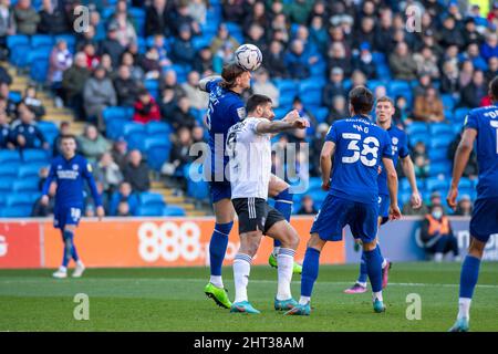 Cardiff, Großbritannien. 26.. Februar 2022. Aden Flint von Cardiff City räumt den Ball aus einer Ecke, nachdem er mit Aleksander Mitrovic von Fulham gekämpft hat. EFL Skybet Championship match, Cardiff City gegen Fulham im Cardiff City Stadium in Cardiff, Wales am Samstag, 26.. Februar 2022. Dieses Bild darf nur für redaktionelle Zwecke verwendet werden. Nur zur redaktionellen Verwendung, Lizenz für kommerzielle Nutzung erforderlich. Keine Verwendung in Wetten, Spielen oder Publikationen eines einzelnen Clubs/einer Liga/eines einzelnen Spielers. Bild: Andrew Orchard Sports Photography/Alamy Live News Stockfoto