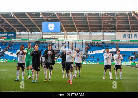 Cardiff, Großbritannien. 26.. Februar 2022. Fulham-Spieler feiern beim Schlusspfiff. EFL Skybet Championship match, Cardiff City gegen Fulham im Cardiff City Stadium in Cardiff, Wales am Samstag, 26.. Februar 2022. Dieses Bild darf nur für redaktionelle Zwecke verwendet werden. Nur zur redaktionellen Verwendung, Lizenz für kommerzielle Nutzung erforderlich. Keine Verwendung in Wetten, Spielen oder Publikationen eines einzelnen Clubs/einer Liga/eines einzelnen Spielers. Bild: Andrew Orchard Sports Photography/Alamy Live News Stockfoto