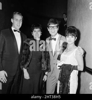 Premiere von „Thunderbirds are Go“ im London Pavilion. Im Bild, von links nach rechts, Derek Bodkin, Mrs Bodkin (Cliff Richards Mutter), Cliff Richard und Donella, Cliffs Schwester. 12.. Dezember 1966. Stockfoto