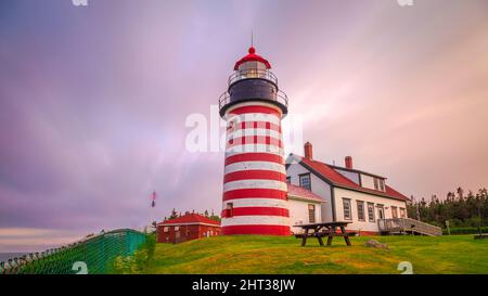 Wunderschöne Aussicht auf die West Quoddy Head Light in Lubec, Maine Stockfoto