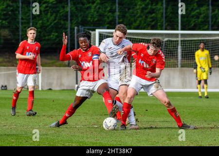 Swansea, Wales. 26. Februar 2022. Iwan Morgan aus Swansea City unter 18s Jahren kämpft während des Spiels der Professional Development League zwischen Swansea City unter 18s und Charlton Athletic unter 18s Jahren an der Swansea City Academy in Swansea, Wales, Großbritannien, am 26. Februar 2022 um den Besitz zweier Charlton-Spieler. Quelle: Duncan Thomas/Majestic Media. Stockfoto