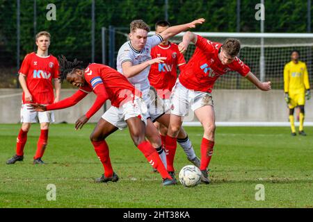 Swansea, Wales. 26. Februar 2022. Iwan Morgan aus Swansea City unter 18s Jahren kämpft während des Spiels der Professional Development League zwischen Swansea City unter 18s und Charlton Athletic unter 18s Jahren an der Swansea City Academy in Swansea, Wales, Großbritannien, am 26. Februar 2022 um den Besitz zweier Charlton-Spieler. Quelle: Duncan Thomas/Majestic Media. Stockfoto