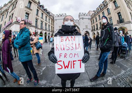 München, Bayern, Deutschland. 26.. Februar 2022. Die Forderungen steigen, Russland vollständig aus dem SWIFT-Finanzkommunikationssystem zu entfernen. Deutschland hat sich solchen Maßnahmen widersetzt, da es immer mehr Verflechtungen zwischen Russland und Russland gab und der Ansicht war, dass Gerhard Schröder, ein Geschäftsführer VON GAZPROM, der eigentliche Bundeskanzler von Deutschland ist. Während Kiew kurz davor steht, in russische Truppen einzumarschieren, schlossen sich über 5.000 in München zahllosen Protesten auf der ganzen Welt an, die eine Beendigung des Krieges durch Russland forderten, sowie entschlossene Maßnahmen der NATO, Deutschlands, der EU und der Verbündeten der Ukraine, die sagten, dass P Stockfoto