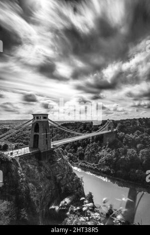 Vertikale, Graustufenaufnahme der Clifton Suspension Bridge, Bristol, Großbritannien Stockfoto