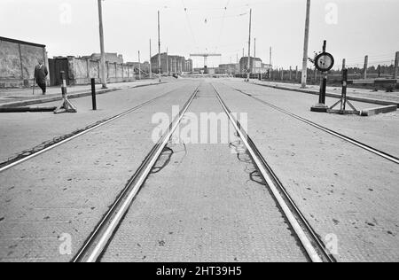 Szenen in Ost-Berlin, vier Jahre nach Beginn der Arbeiten am Bau der Berliner Mauer, die Ost und West trennt. Straßenbahnlinien, die durch die Stadt fahren. 26. Mai 1965. Stockfoto