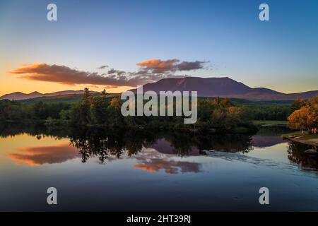 Wunderschöne Aussicht auf den Mount Katahdin im Baxter State Park in Maine Stockfoto