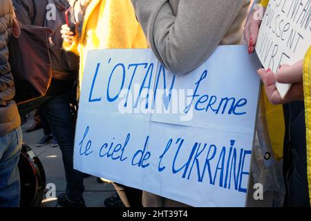 Die Pariser kamen zu dieser Kundgebung gegen die Invasion der Ukraine durch die Truppen des russischen Präsidenten Wladimir Putin. die schilder „Stoop the war“ waren zahlreich Stockfoto