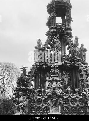 Graustufenaufnahme einer großen Skulptur in Edinburgh Stockfoto