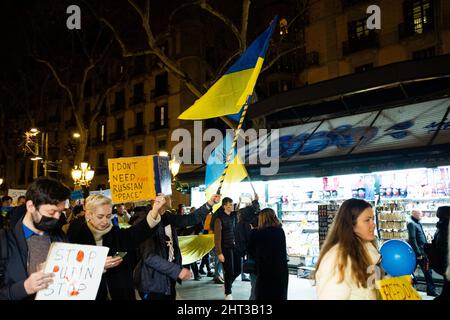 Spanien. 25.. Februar 2022. Ukrainische Menschen marschieren am 25. Februar 2022 in der Straße Ramblas in Barcelona, Spanien, gegen die Invasion der Ukraine durch Russland. Nach dem Angriff der Ukraine auf Befehl von Präsident Wladimir Putin durch das russische Militär fanden in verschiedenen Städten Europas und der Welt Demonstrationen statt. (Foto von Davide Bonaldo/Sipa USA) Quelle: SIPA USA/Alamy Live News Stockfoto