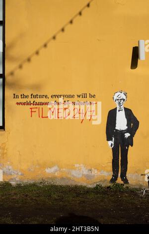 „In Zukunft werden alle 24/7“ gefilmt, durchgestrichen „weltberühmt für 15 Minuten“. Futuristische Street Art in Tallinn von Plan B. Stockfoto