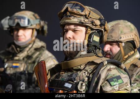 KIEW, UKRAINE - 26. Februar 2022: Krieg Russlands gegen die Ukraine. Kämpfer des Bataillons der territorialen Verteidigung der Stadt Kiew Stockfoto