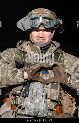 KIEW, UKRAINE - 26. Februar 2022: Krieg Russlands gegen die Ukraine. Kämpfer des Bataillons der territorialen Verteidigung der Stadt Kiew Stockfoto