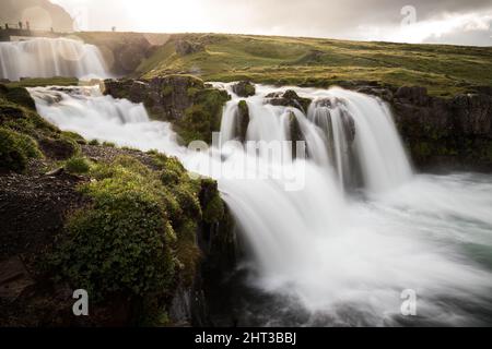 Faszinierender Blick aus der Vogelperspektive auf einen schnell fließenden Wasserfall auf den Klippen Stockfoto