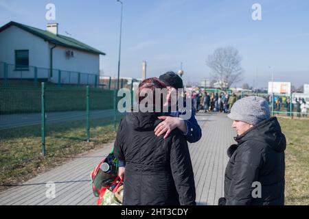 Nach einem Tag und einer Nacht warten im kalten Winter der Ukraine Familien werden an der Medyka polnischen Grenze, Medyka, Polen am 26. Februar 2022 wieder vereint. Ukrainische Familien sahen, wie sie durch den Grenzübergang gingen, als Russland mehr ukrainisches Territorium einnimmt. Da die Armee der Russischen Föderation die ukrainischen Grenzen überschritten hat, wird der Konflikt zwischen der Ukraine und Russland voraussichtlich 5 Millionen Ukrainer zur Flucht zwingen. Die meisten Flüchtlinge werden in Polen Asyl beantragen. Die meisten der derzeitigen Flüchtlinge sind Familien jener Ukrainer, die bereits in Polen arbeiten. An den Grenzübergängen gibt es Tausende von Männern und Frauen Stockfoto