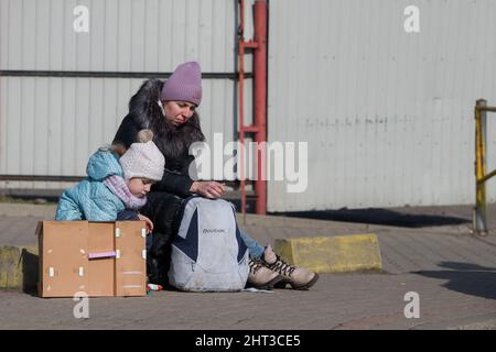 Nach einem Tag und einer Nacht warten im kalten Winter der Ukraine Familien werden an der Medyka polnischen Grenze, Medyka, Polen am 26. Februar 2022 wieder vereint. Ukrainische Familien sahen, wie sie durch den Grenzübergang gingen, als Russland mehr ukrainisches Territorium einnimmt. Da die Armee der Russischen Föderation die ukrainischen Grenzen überschritten hat, wird der Konflikt zwischen der Ukraine und Russland voraussichtlich 5 Millionen Ukrainer zur Flucht zwingen. Die meisten Flüchtlinge werden in Polen Asyl beantragen. Die meisten der derzeitigen Flüchtlinge sind Familien jener Ukrainer, die bereits in Polen arbeiten. An den Grenzübergängen gibt es Tausende von Männern und Frauen Stockfoto