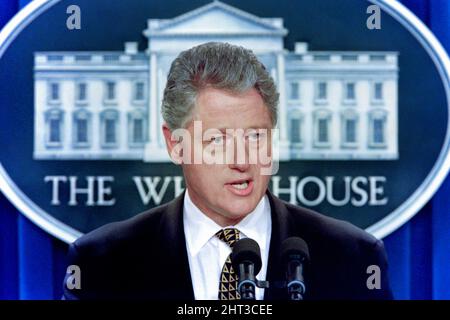 Washington, DC, USA. 18.. Januar 1996. US-Präsident Bill Clinton diskutiert seinen Budgetvorschlag während einer Briefing im White House Press Briefing Room am 18. Januar 1996 in Washington, D.C. Stockfoto