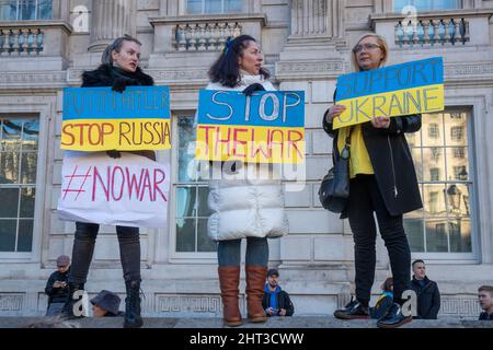 LONDON, FEBRUAR 26 2022 Pro-ukrainische Demonstranten protestieren gegen die russische Invasion in der Ukraine im Londoner Whitehall Stockfoto