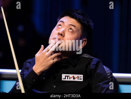 MILTON KEYNES, GROSSBRITANNIEN. 26.. Februar 2022. Ronnie O’Sullivan gegen Liang Wenbo im Halbfinale während der European Masters 2022 in der Marshall Arena am Samstag, den 26. Februar 2022 in MILTON KEYNES, ENGLAND. Kredit: Taka G Wu/Alamy Live Nachrichten Stockfoto