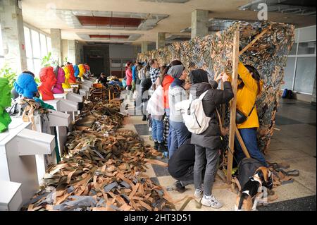 Lviv, Ukraine. 26.. Februar 2022. Freiwillige weben Tarnnetze, während sie eine Verteidigungsposition für das ukrainische Militär in einem Gebäude einrichten, da sie erwarten, dass die russische Armee die Stadt bald angreifen wird.am 24. Februar 2022 startete Russland eine umfassende Invasion in die Ukraine. Kredit: SOPA Images Limited/Alamy Live Nachrichten Stockfoto