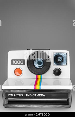 Eine alte Polaroid-Kamera 1000 landet mit einem Regenbogenstreifen Stockfoto