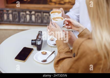 Nahaufnahme von Frau und Mann, die Kaffee trinken Stockfoto