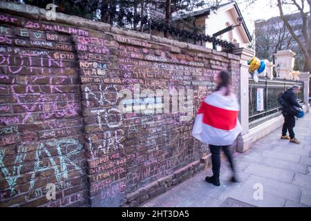 LONDON, FEBRUAR 26 2022 Pro-ukrainische Demonstranten protestieren vor der russischen Botschaft gegen die russische Invasion in der Ukraine. Stockfoto