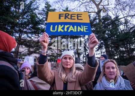 LONDON, FEBRUAR 26 2022 Pro-ukrainische Demonstranten protestieren vor der russischen Botschaft gegen die russische Invasion in der Ukraine. Stockfoto