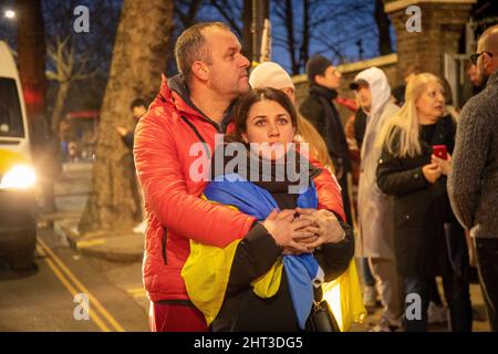 LONDON, FEBRUAR 26 2022 Pro-ukrainische Demonstranten protestieren vor der russischen Botschaft gegen die russische Invasion in der Ukraine. Stockfoto