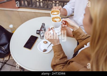 Nahaufnahme von Dame und Mann, die Kaffee trinken Stockfoto