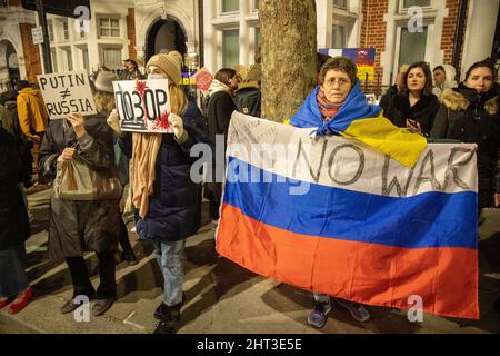 LONDON, FEBRUAR 26 2022 Pro-ukrainische Demonstranten protestieren vor der russischen Botschaft gegen die russische Invasion in der Ukraine. Stockfoto