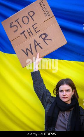 LONDON, FEBRUAR 26 2022 Pro-ukrainische Demonstranten protestieren gegen die russische Invasion in der Ukraine im Londoner Whitehall Stockfoto