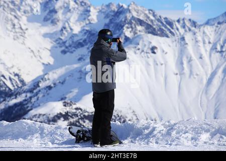 Snowboarder bei der Aussicht (Skigebiet Serfaus Fiss Ladis, Tirol, Österreich) Stockfoto