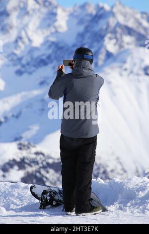 Snowboarder bei der Aussicht (Skigebiet Serfaus Fiss Ladis, Tirol, Österreich) Stockfoto