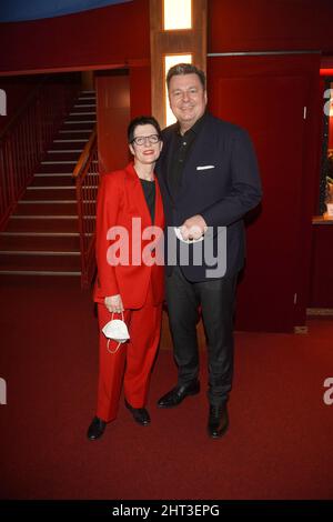 Berlin, Deutschland. 26.. Februar 2022. Andreas und Anke Geisel kommen zur Premiere von 'Mein Grand Prix' im TIPI - das Zelt am Kanzleramt. Quelle: Jörg Carstensen/dpa/Alamy Live News Stockfoto