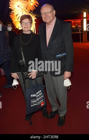 Berlin, Deutschland. 26.. Februar 2022. Walter und Anne Momper kommen zur Premiere von 'Mein Grand Prix' im TIPI - das Zelt am Kanzleramt. Quelle: Jörg Carstensen/dpa/Alamy Live News Stockfoto