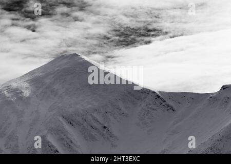 Schwarz-weiße Winter verschneite Berge am frühen Morgen. Ukraine, Karpaten. Mount Hoverla. Stockfoto