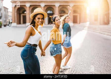 Junge Gruppe von glücklichen Frauen, die sich während der Sommerferien gemeinsam auf Italien amüsieren Stockfoto