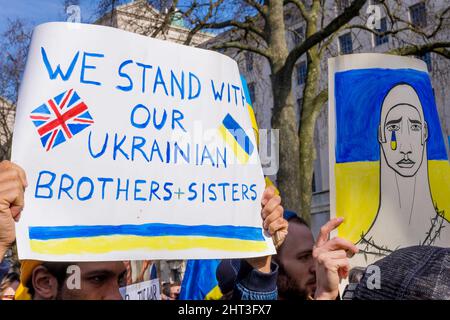 26.. Februar 2022: Ukrainische Staatsbürger und pro-ukrainische Anhänger versammeln sich in Whitehall, um gegen die russische Invasion in der Ukraine zu protestieren. London, Großbritannien Stockfoto
