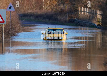 Ein Jeep Renegade wurde auf der Newton Lane in der Nähe von Castleford, West Yorkshire, aufgegeben, als der Sturm Franklin viele Teile Großbritanniens überflutete Stockfoto