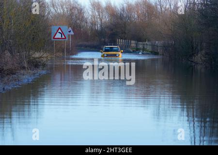 Ein Jeep Renegade wurde auf der Newton Lane in der Nähe von Castleford, West Yorkshire, aufgegeben, als der Sturm Franklin viele Teile Großbritanniens überflutete Stockfoto