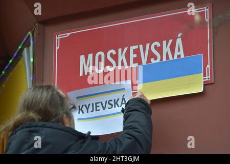 Karlsbad, Tschechische Republik. 26.. Februar 2022. Aktivist legte das Papier mit der Einschrift Kiev Street auf ein Schild mit der Aufschrift Moscow Street während einer Demonstration zur Unterstützung der Ukraine in Karlovy Vary, Tschechische Republik, am 26. Februar 2022. Kredit: Slawomir Kubes/CTK Foto/Alamy Live Nachrichten Stockfoto